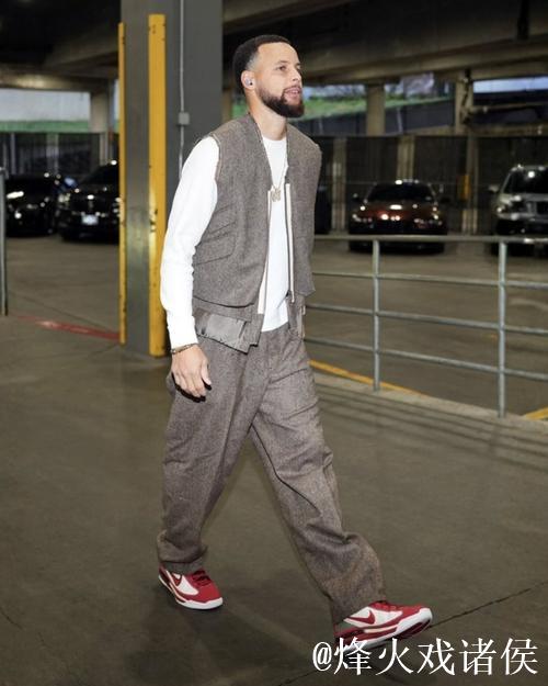 库里对阵森林狼赛前换鞋，从加内特战靴改穿罗伊专属款